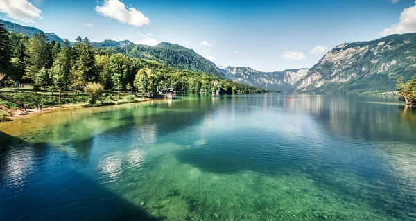 Bohinj Gölü 'nün ilk parlayan yüzeyi. Triglav Ulusal Parkı 'nın muhteşem yaz manzarası. Julian Alps 'in, Slovenya' nın, Avrupa 'nın harika sabah manzarası. Seyahat konsepti arka planı. 