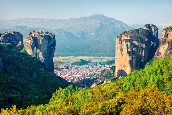 Ünlü Doğu Ortodoks manastırlarının dünya mirası olarak listelenen ve kaya sütunlarının üzerine inşa edilmiş renkli manzarası. Kalabaka bölgesinin muhteşem bahar manzarası, Trikala bölgesel birimi, Teselya, Yunanistan.