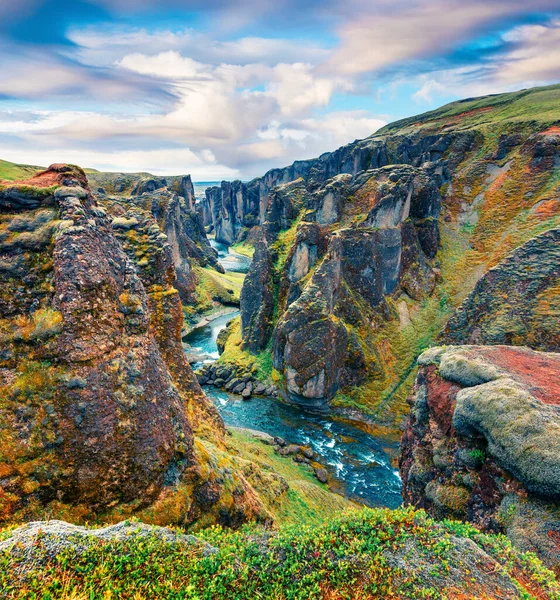 Fantastisk Morgonutsikt Över Fjadrargljufur Kanjon Och Flod Färgglada Sommarscenen Sydöstra — Stockfoto