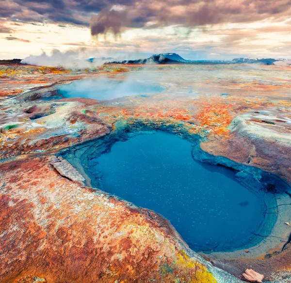 Avrupa 'nın kuzeyindeki Reykjahlid köyü yakınlarındaki Hverarond jeotermal vadisindeki kaynayan bataklık. İşlenmiş fotoğraf sonrası sanatsal stil.