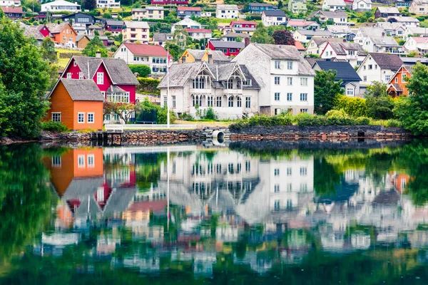 Malebný Letní Výhled Vesnici Norheimsund Která Nachází Severní Straně Hardangerfjordu — Stock fotografie