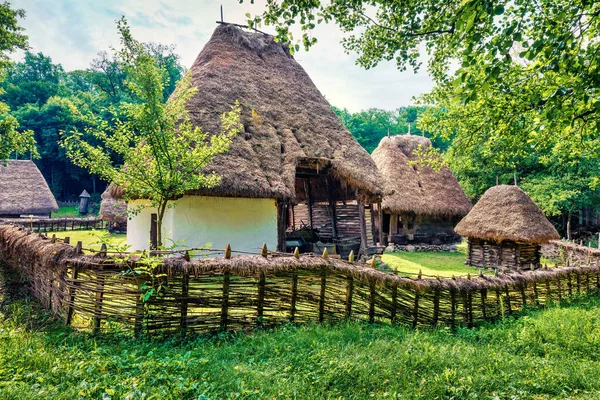 Geleneksel Romen köylü evlerinin muhteşem yaz manzarası. Transilvanya, Romanya, Avrupa 'nın inanılmaz kırsal manzarası. Kırsal konseptin güzelliği.