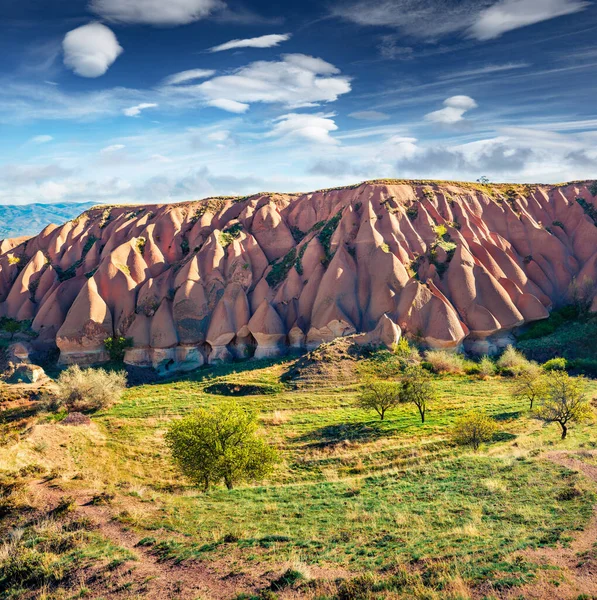 Cappadocia 'nın havadan yaz manzarası. Nisan ayında Red Rose Vadisi 'nin görkemli sabah sahnesi. Nevsehir ilçesinin bulunduğu Cavusin köyü, Türkiye, Asya. Seyahat konsepti arka planı.