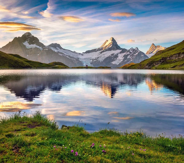 Κορυφές Wetterhorn Και Wellhorn Αντανακλώνται Στην Επιφάνεια Του Νερού Της — Φωτογραφία Αρχείου