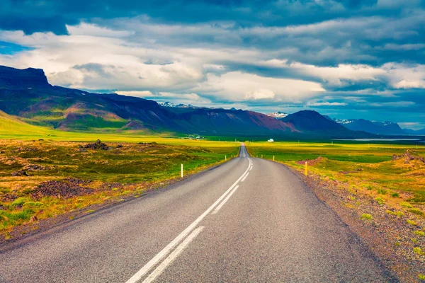 Lege Asfaltweg Met Kleurrijke Bewolkte Lucht Prachtig Buitenlandschap Ijsland Europa — Stockfoto