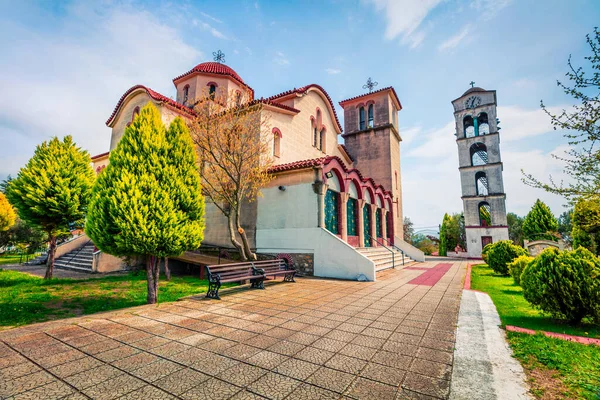 Pequeña Iglesia Ortodoxa Pueblo Nea Kerdilia Colorida Escena Primaveral Norte —  Fotos de Stock