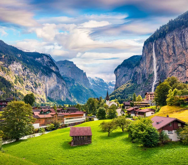 Lauterbrunnen köyündeki büyük şelalenin güneşli yaz manzarası. İsviçre Alpleri 'nde muhteşem bir açık hava sahnesi, Bern, İsviçre, Avrupa kantonunda Bernese Oberland. Kırsal konseptin güzelliği