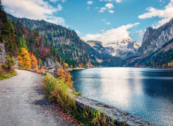 以达什坦冰川为背景的沃德勒 Gosausee 湖五彩缤纷的秋天风景 奥地利阿尔卑斯山 上奥地利 欧洲的壮丽的晨景 Orton效应 — 图库照片