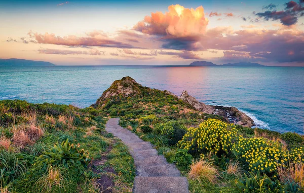 Faszinierender Frühlingsblick Auf Das Kap Milazzo Perfekter Sonnenaufgang Über Dem — Stockfoto