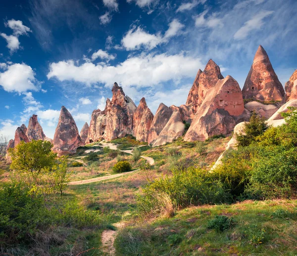 Kapadokya 'nın çarpıcı ilkbahar manzarası. Nisan ayında Red Rose Vadisi 'nin resimli sabah sahnesi. Nevsehir ilçesinin bulunduğu Cavusin köyü, Türkiye, Asya. Seyahat konsepti arka planı.