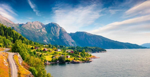 Fiyort Kıyısındaki Tipik Norveç Köyünün Pitoresk Yaz Manzarası Seyahat Konsepti — Stok fotoğraf