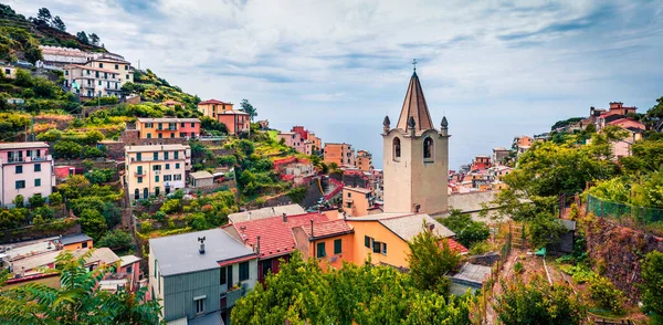 Tepe şehirlerinin ilk şehri, Riomaggiore. Liguria, İtalya, Avrupa 'da resim gibi bir bahar sahnesi. Seyahat konsepti arka planı.