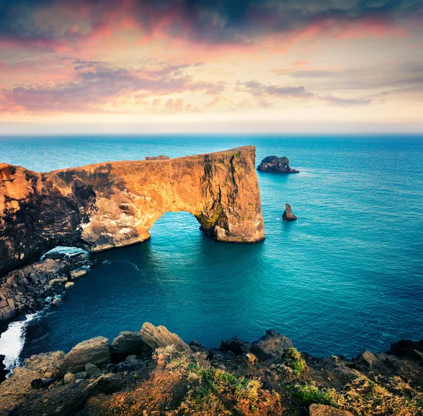 Dramatisk Kvällsscen Dyrholaey Arch Färgglad Sommarsolnedgång Dyrholaey Nature Reserv Islands — Stockfoto