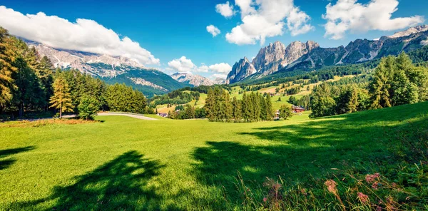 Πανοραμική Θέα Πρωί Της Cortina Dampezzo Θέρετρο Λαμπρή Καλοκαιρινή Σκηνή — Φωτογραφία Αρχείου