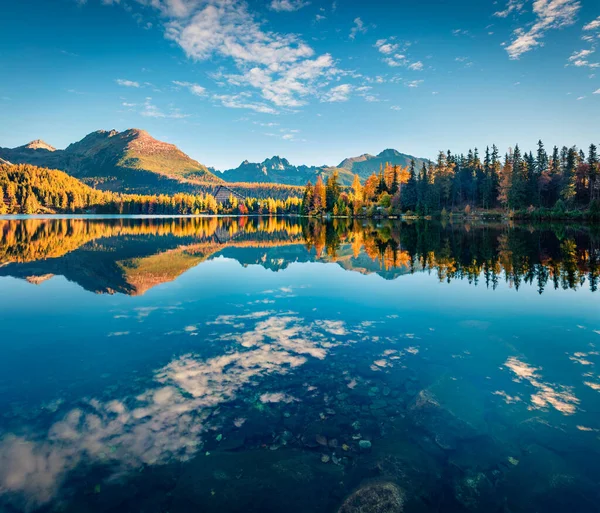 Derin mavi gökyüzü Strbske Pleso Gölü 'nün sakin sularına yansıyor. High Tatras Ulusal Parkı, Slovakya, Avrupa 'nın resimli sabah sahnesi. Doğa konseptinin güzelliği.