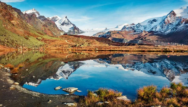 Stockhorn zirvesi olan Stellisee Gölü 'nün muhteşem sabah manzarası. İsviçre Alpleri, Zermatt tatil köyü, İsviçre, Avrupa 'nın resimli sonbahar sahnesi. Doğa konseptinin güzelliği.