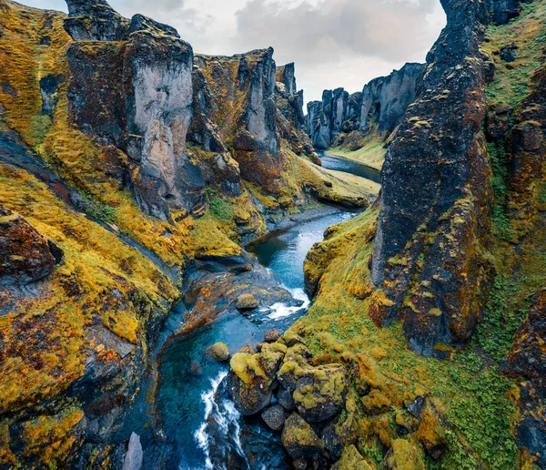 Fjadrgljufur渓谷と川の飛行ドローンからの眺め 南東部アイスランド ヨーロッパの絵のような夏のシーン 自然の概念の背景の美しさ — ストック写真