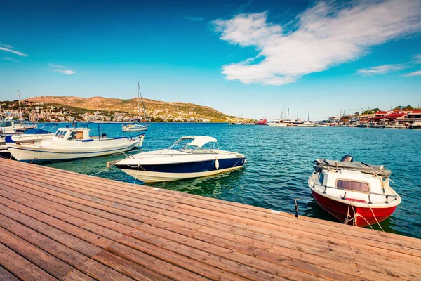 Porto Rafti köyünün güzel yaz manzarası. Yunanistan, Ege Denizi 'nin parlak sabah deniz manzarası. Seyahat konsepti arka planı.