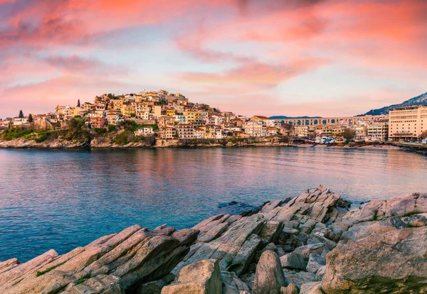 エーゲ海の幻想的な春の海 カバラ市 マケドニア ギリシャ ヨーロッパで素晴らしい日の出 旅のコンセプトの背景 芸術風のポスト処理写真 — ストック写真