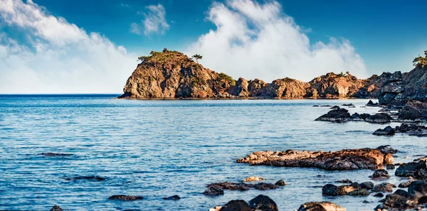 Türkiye 'de inanılmaz bir Akdeniz manzarası var. Antalya 'nın Kemer ilçesi yakınlarındaki Tekirova köyü yakınlarındaki küçük gök mavisi koyu büyüleyici bir yaz manzarası. Doğa konseptinin güzelliği.