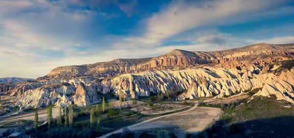 Cappadocia 'da renkli bir akşam sahnesi. Nisan 'da sıcak güneş ışığında kırmızı gül vadisi. Nevsehir 'in Merkez Anadolu Bölgesi' nde bulunan Cavusin köyü, Asya.