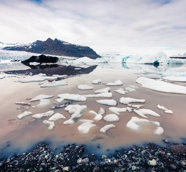 在Fjallsarlon冰川泻湖上漂浮着冰盒位于冰岛东南部的Vatnajokull国家公园 阳光灿烂的早晨 艺术风格经处理后的照片 — 图库照片