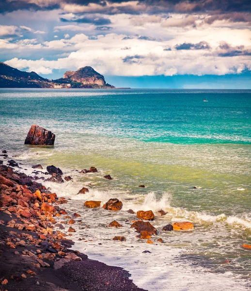 Rais Gerbi Pelerini 'nin muhteşem yaz sahnesi. Akdeniz 'de fırtınalı bir hava. Celalu Burnu, Sicilya, İtalya ve Avrupa 'nın muhteşem manzarası. Torre Conca plajının şaşırtıcı bahar manzarası.