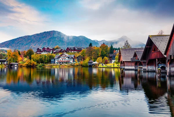 グルンドルシー湖で素晴らしい秋の日の出 ブラウホフ村の素晴らしい朝のシーンは スタイリアはオーストリア ヨーロッパを見上げます アルプスのカラフルな景色 旅のコンセプト背景 — ストック写真
