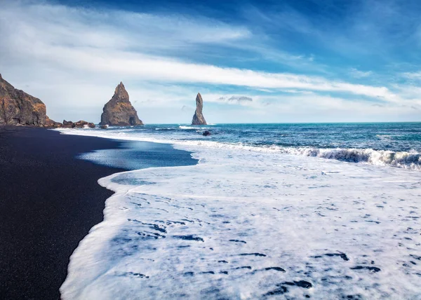 Atlantik Okyanusu Nun Muhteşem Deniz Manzarası Reynisdrangar Kayalıklarının Göz Kamaştırıcı — Stok fotoğraf