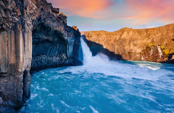 Blick Von Der Fliegenden Drohne Beeindruckender Sommersonnenaufgang Wasserfall Ingvararfoss Exotische — Stockfoto