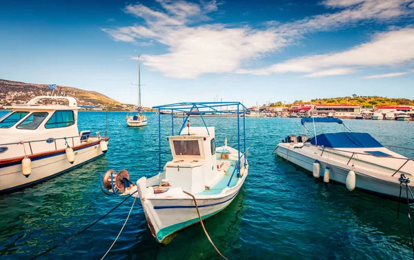 Porto Rafti limanının renkli bahar manzarası. Yunanistan, Ege Denizi 'nin güneşli sabah deniz manzarası. Seyahat konsepti arka planı.