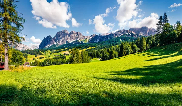 Suburbs Cortina Dampezzo Town Especially Picturesque Green Meadows Majestic Peaks — Stock Photo, Image