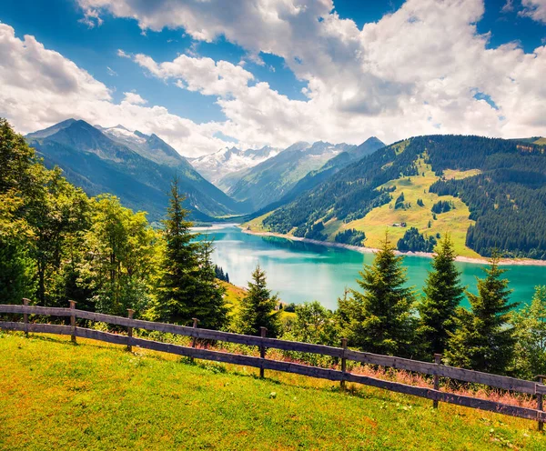 Speicher Durlassboden gölünde renkli bir yaz sabahı. Avusturya Alpleri 'ndeki Richterspitze dağ sırası, Tyrol Eyaleti' ndeki Schwaz bölgesi, Avusturya, Avrupa. İşlenmiş fotoğraf sonrası sanatsal stil.