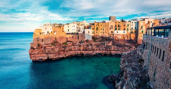 Polignano 'nun renkli bahar şehri Mare kasabası, Puglia bölgesi, İtalya, Avrupa. Adriyatik Denizi 'nin güneşli deniz manzarası. Seyahat konsepti arka planı.