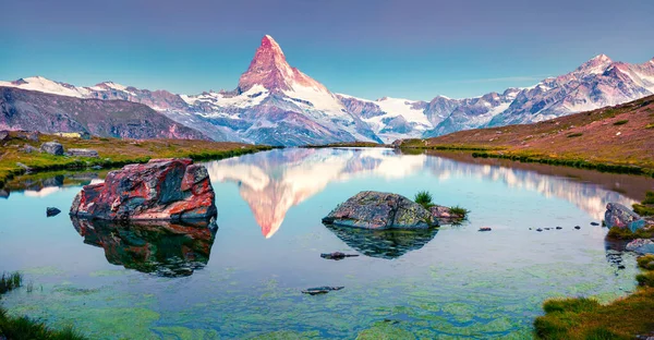 Stellisee Gölü 'nün renkli yaz manzarası. Güneş doğmadan birkaç dakika önce. İsviçre Alpleri, İsviçre, Avrupa 'da Matterhorn (Monte Cervino, Mont Cervin) ile harika açık hava sahnesi.