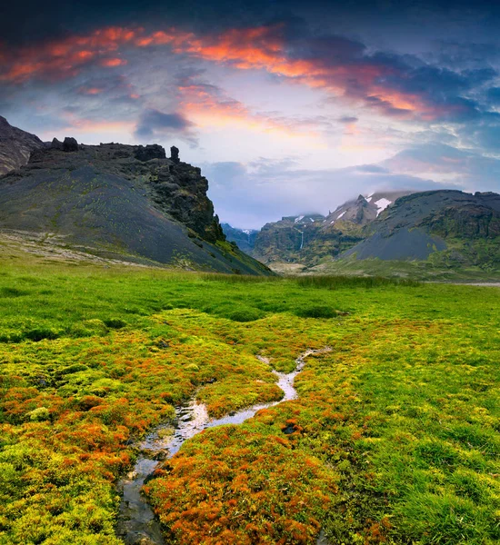 Tipikus Izlandi Táj Fenséges Kanyonnal Tiszta Vízforrással Drámai Nyári Naplemente — Stock Fotó