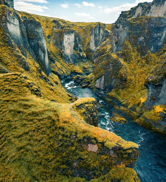 Fjadrgljufur渓谷と川の飛行ドローンからの眺め 南東部アイスランド ヨーロッパの壮大な秋のシーン 自然の概念の背景の美しさ — ストック写真