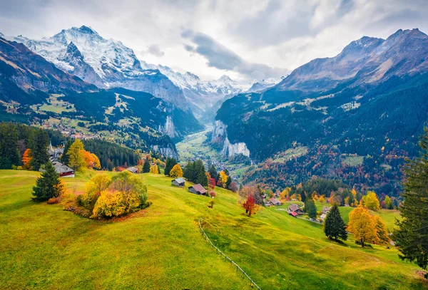 Vista Drone Voador Aldeia Wengen Distrito Lauterbrunnen Cena Manhã Sombria — Fotografia de Stock