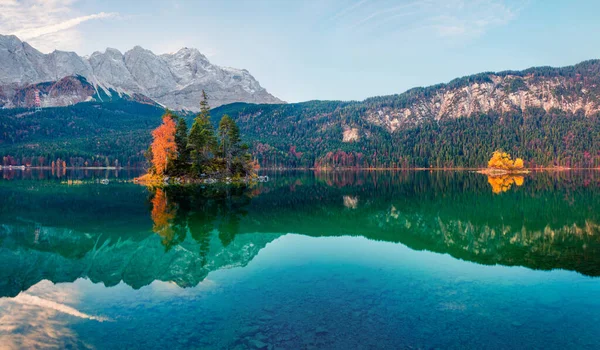 Látványos Reggeli Jelenet Eibsee Zugspitze Hegyvonulattal Háttérben Színes Őszi Kilátás — Stock Fotó