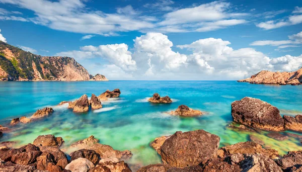 Petani Sahili 'nin egzotik bahar manzarası. Sefalonya Adası, Yunanistan, Avrupa 'nın muhteşem sabah manzarası. Akdeniz 'in inanılmaz deniz manzarası. İyon Adaları 'nın çarpıcı açık hava manzarası.