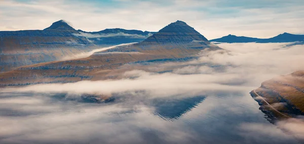 Vista Brumosa Mañana Las Islas Feroe Dinamarca Europa Con Nubes —  Fotos de Stock