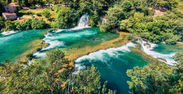 Skradinski Buk şelalesinin güneşli yaz manzarası. Krka Ulusal Parkı 'nın panoramik sabah manzarası, Lozovac köyü, Hırvatistan, Avrupa. Akdeniz ülkelerinin güzel dünyası.