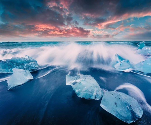 Isblock Tvättade Vågorna Jokulsarlonstranden Dramatisk Sommar Soluppgång Vatnajokull National Park — Stockfoto