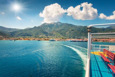 Lefkada adasından Kefalonia 'ya feribotla gitmek. İyon Denizi 'nin güneşli sabah deniz manzarası. Nydri kasabası, Yunanistan ve Avrupa 'nın renkli bahar manzarası. Seyahat konsepti arka planı.