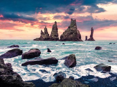 Reynisdrangar kayalıklarının Atlantik Okyanusu 'ndaki resimli deniz manzarası. Güney İzlanda 'da, Vic Köyü' nün Avrupa 'da renkli bir yaz günbatımı. İşlenmiş fotoğraf sonrası sanatsal stil.