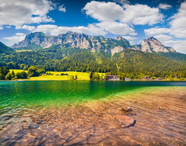 Hintersee Gölü 'nde muhteşem bir yaz sabahı. Avusturya Alpleri, Salzburg-Umgebung bölgesi, Avusturya, Avrupa 'da renkli bir açık hava sahnesi. İşlenmiş fotoğraf sonrası sanatsal stil.