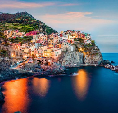 Tepedeki şehirlerin ikinci şehri, Manarola. Liguria, İtalya, Avrupa 'da etkileyici bir bahar günbatımı. Akdeniz 'in resimli deniz manzarası. Seyahat konsepti arka planı
