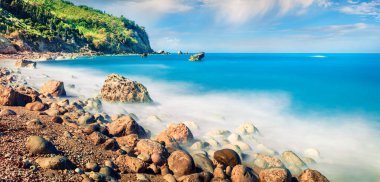 Avali Sahili 'nin panoramik bahar manzarası. İyon Denizi 'nin inanılmaz sabah deniz manzarası. Lefkada Adası, Yunanistan, Avrupa 'nın heyecan verici açık hava sahnesi. Doğa konseptinin güzelliği.