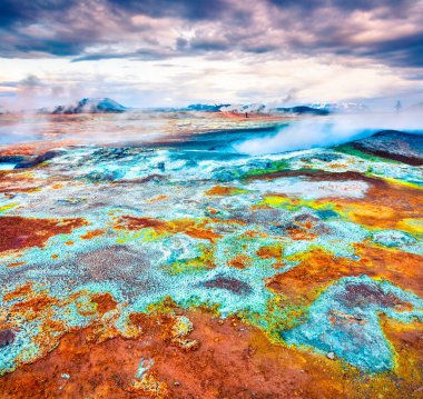 Jeotermal vadi Hverarond 'da buharlı fümeroller. İzlanda 'nın volkanik simgelerinden oluşan egzotik yaz manzarası, Reykjahlid köyü konumu, Kuzey İzlanda, Avrupa. İşlenmiş fotoğraf sonrası sanatsal stil.