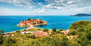 Sveti Stefan şehrinin yaz havası. Adriyatik denizi, Karadağ ve Avrupa 'nın panoramik sabah deniz manzarası. Akdeniz ülkelerinin güzel dünyası. Seyahat konsepti arka planı.